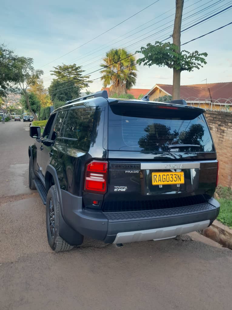 Book a car rental with a safari guide in Uganda. Explore Uganda's national parks with a 4x4 vehicle, experienced guide and flexible travel options.