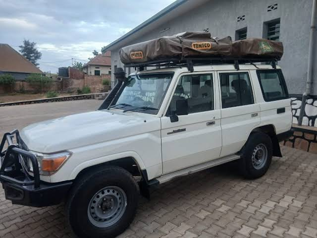 Toyota Land Cruiser with rooftop tent in Rwanda and Uganda